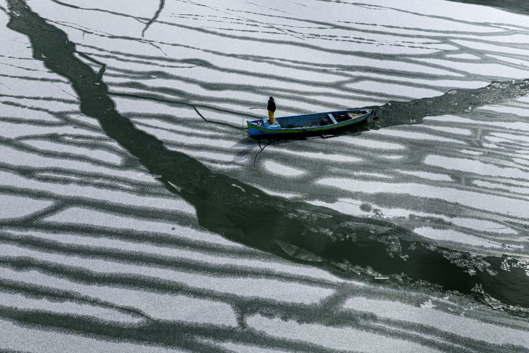 Karı, kışı gelin birde onlara sorun! Konya'da buzu kırıp ekmeklerini çıkartıyorlar 5